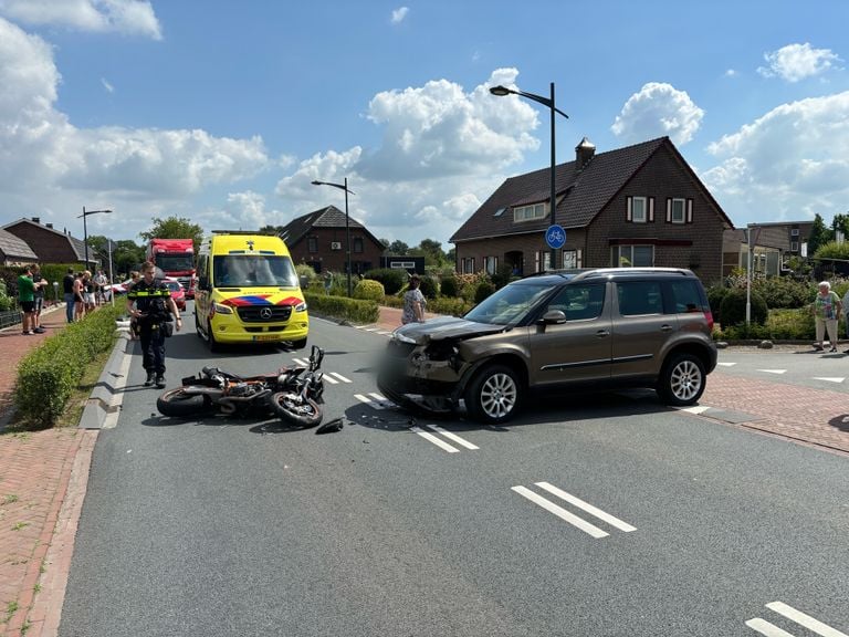 De auto en motor raakten flink beschadigd (foto: Marco van den Broek/SQ Vision).