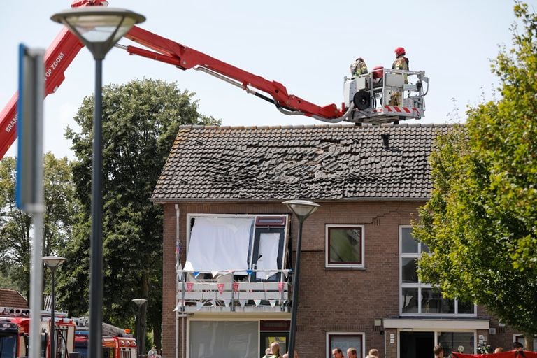 De dakpannen kwamen van het dak door de explosie (foto: Christian Treats/SQ Vision).