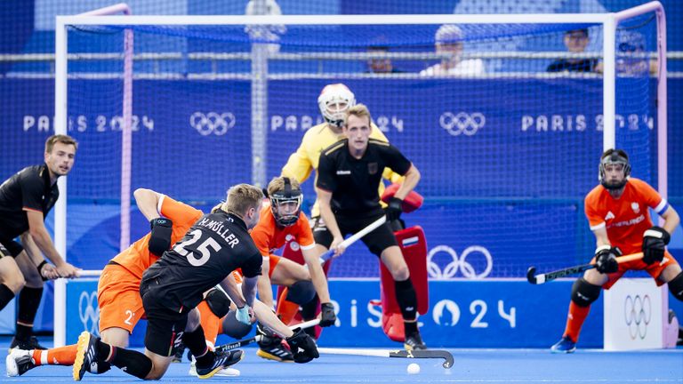 Hockeyer Joep de Mol verdedigt de Duitse Hannes Mueller in de finale (foto: ANP/Remko de Waal).