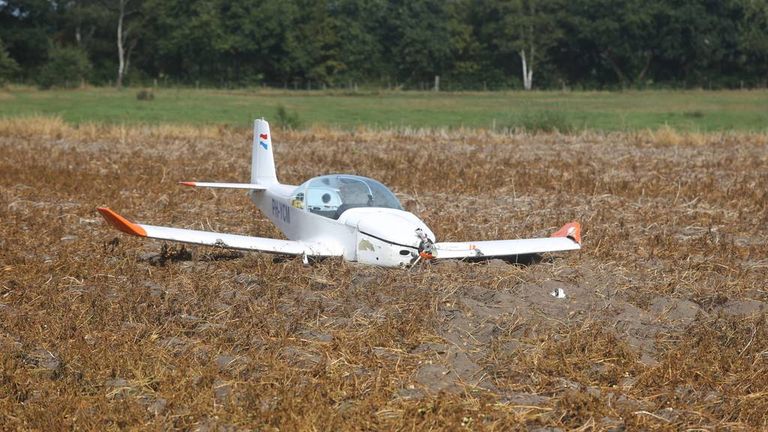 Vliegtuig crasht in weiland bij Bredaas vliegveld (Foto: Alexander Vingerhoeds / GinoPress)