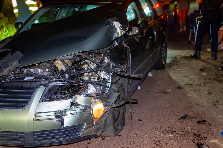 Van de voorkant van de auto bleef weinig over (foto: SQ Vision).