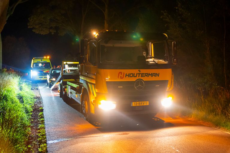 Een bergingsbedrijf kwam om de auto op te halen (foto: SQ Vision).