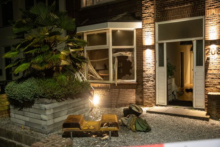 De voorgevel raakte flink beschadigd (foto: SQ Vision).