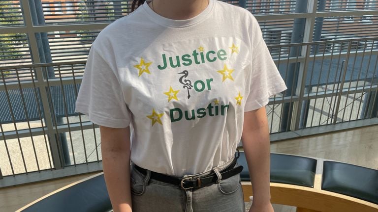 Tientallen mensen droegen dit shirt tijdens de zitting.