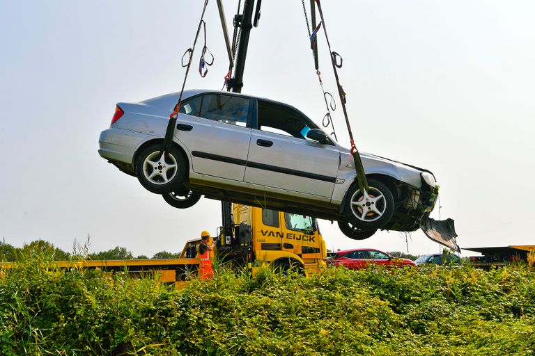 Een van de twee auto's wordt getakeld (foto: Rico Vogels).