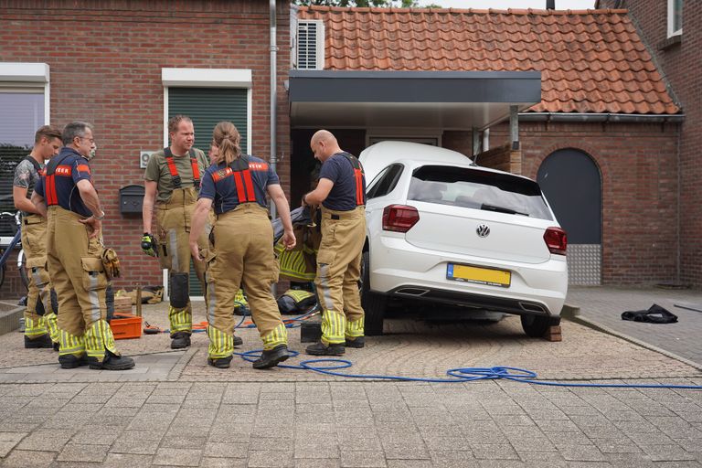 De auto werd opgetild (foto: SQ Vision).