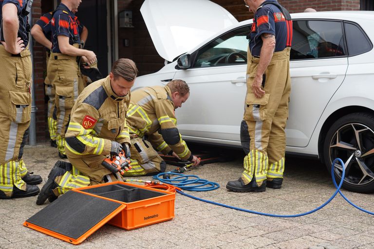 De brandweer haalde veel uit de kast (foto: SQ Vision).