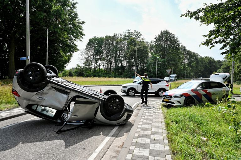 De auto belandde op de kop (foto: SQ Vision).