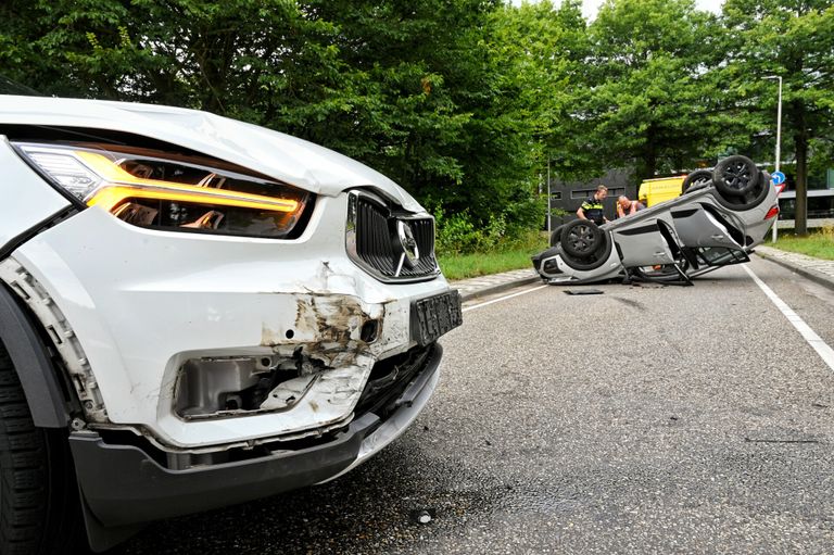 De auto's raakten zwaar beschadigd (foto: SQ Vision).
