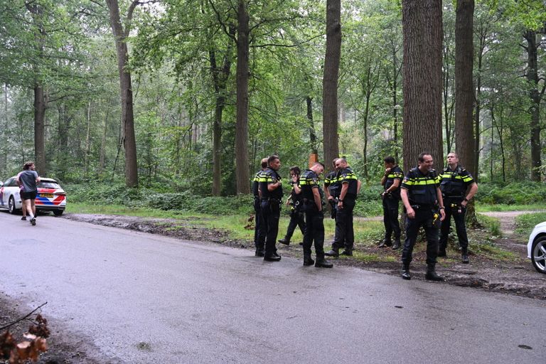 Veel politie op de been in het Mastbos in Breda (foto: Tom van der Put/SQ Vision).