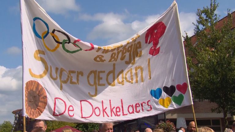 Een spandoek van de zwemclub waar Noortje en Bregje zwommen (foto: Omroep Brabant). 