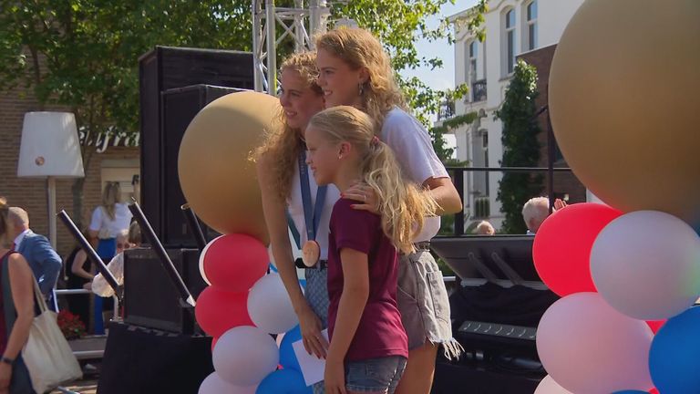 Floor gaat op de foto met Noortje en Bregje (foto: Omroep Brabant). 