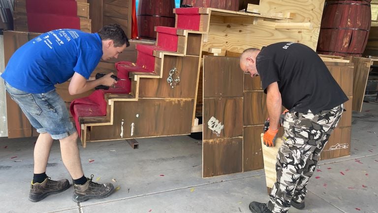 Met geleend gereedschap kunnen de mannen de wagen toch nog afbreken (foto: Imke van de Laar).