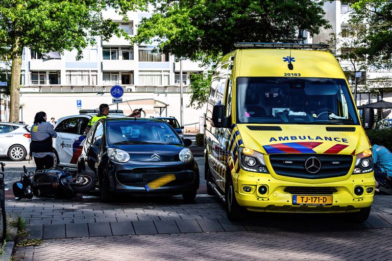 De scooterrijder moest mee met de ambulance (foto: SQ Vision).