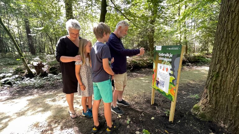 Dit gezin was erg nieuwsgierig naar de borden (foto: Raymond Merkx). 