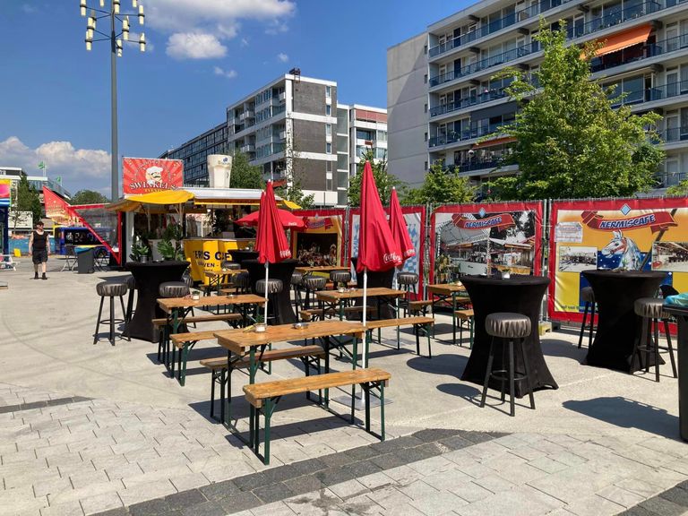 Het terras van het kermiscafé (Foto: Alice van Heuven)