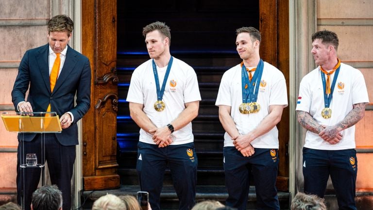 Harrie Lavreysen, Roy van den Berg en Jeffrey Hoogland worden gehuldigd (foto: ANP).