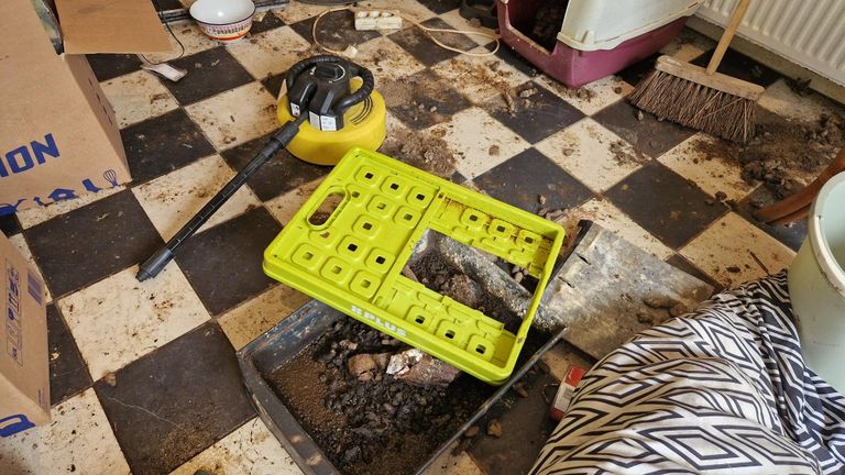 De grond ligt bezaaid met uitwerpselen van huisdieren (foto: Noël van Hooft).