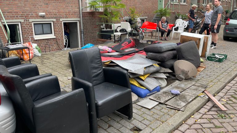 Huisraad staat tijdelijk op straat (foto: René van Hoof).