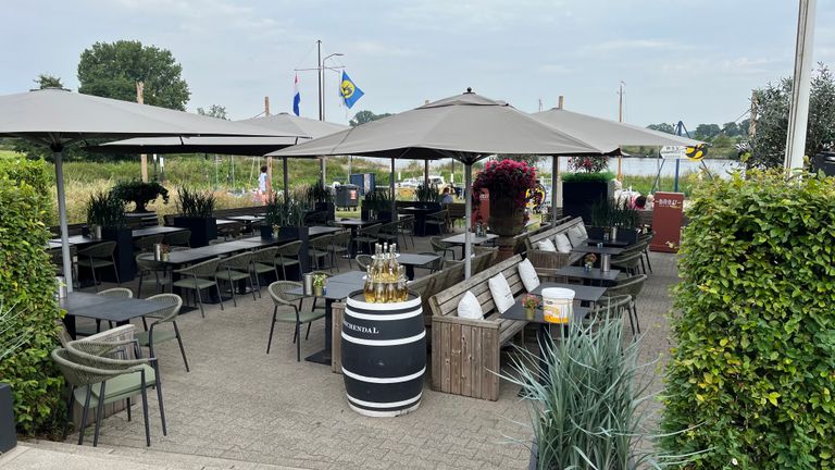 Het terras van Brass aan de Maas moet tijdelijk verdwijnen (foto: Megan Hanegraaf).