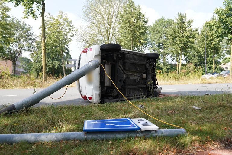 Bij de crash werd ook een verkeerspaal geraakt (foto: Bart Meesters).