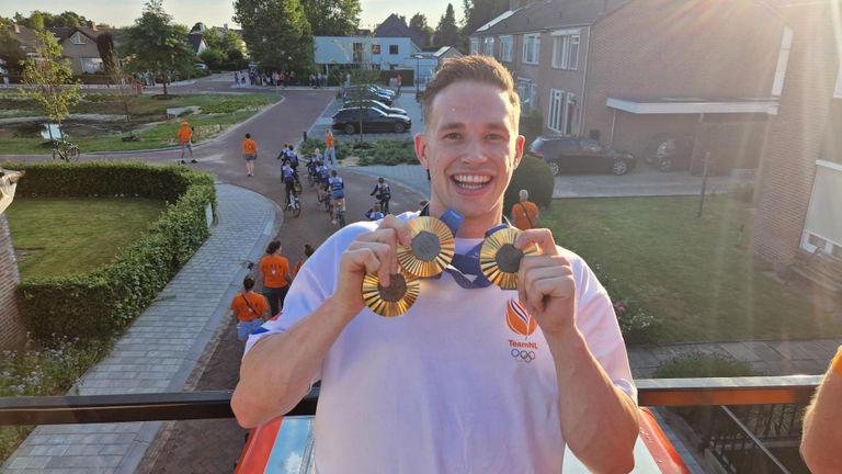 Harrie Lavreysen op de bus waarmee hij naar de huldiging werd gereden (foto: Noël van Hooft).