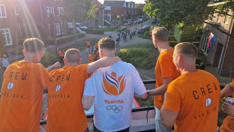 Harrie Lavreysen met zijn vrienden op de bus (foto: Noël van Hooft).