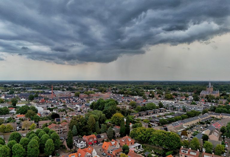 Wolken komen samen boven Oisterwijk (foto: Toby de Kort/SQ Vision).