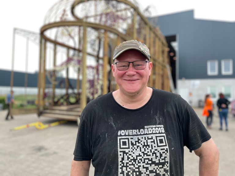 Voorzitter Ralf Warmoeskerken bij zijn wagen die behouden blijft. (Foto: Raymond Merkx)