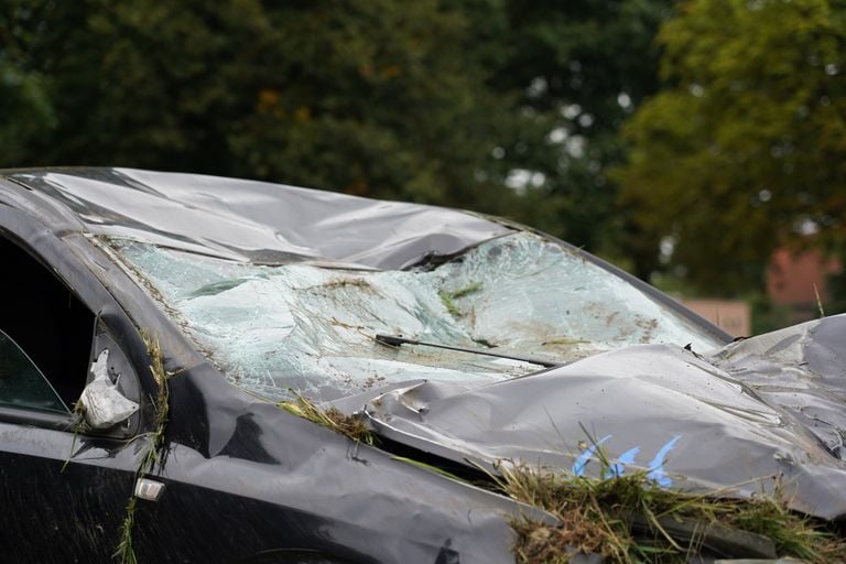 Het dak was na het ongeval behoorlijk ingedeukt (foto: SQ Vision/Jeroen Stuve).