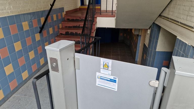 Ook het kleinere liftje is kapot. (Foto: Tom Berkers)