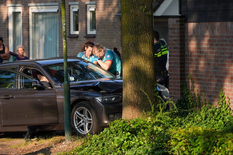 De auto kwam met de voorkant tegen de boom aan (foto: SQ Vision).