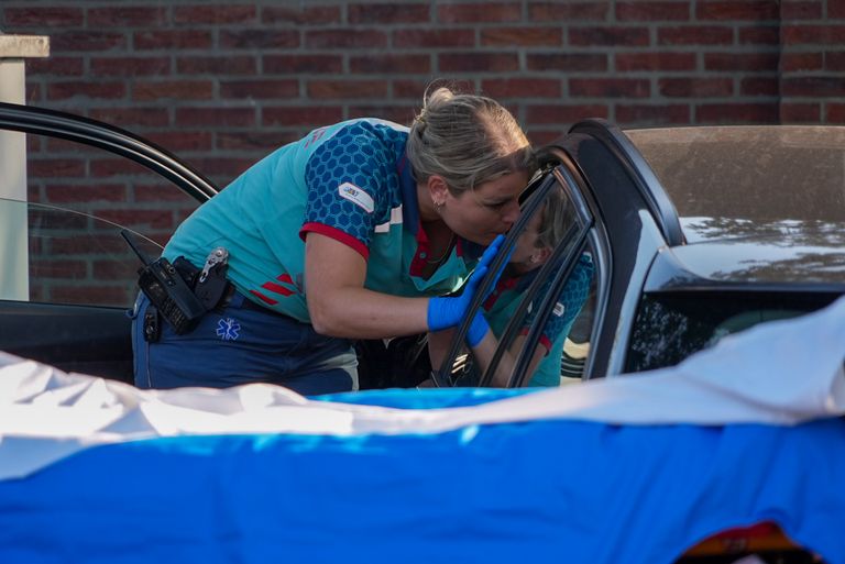 Ambulancepersoneel bij de auto (foto: SQ Vision).