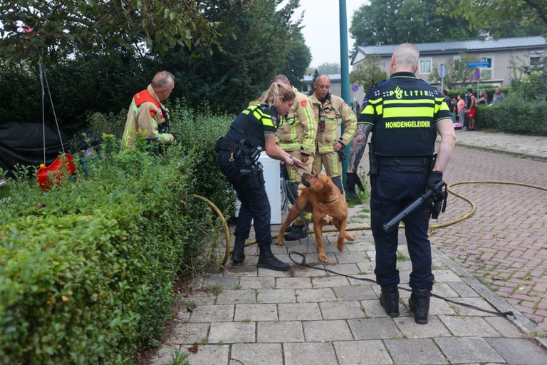 De brandweer heeft de hond uit het huis gered (foto: Arno van der Linden / SQ Vision).