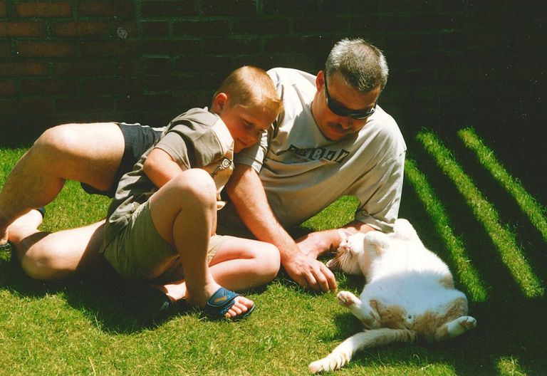 Nico samen met zijn zoon Niels in de tuin
