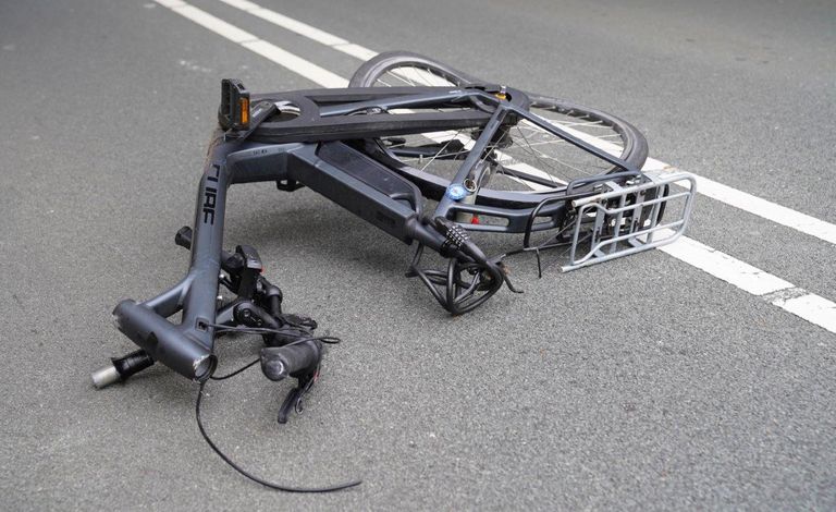 De fiets brak in stukken (foto Bart Meesters).