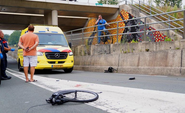 De ambulance kwam naar de plek van het ongeluk (foto: Bart Meesters).