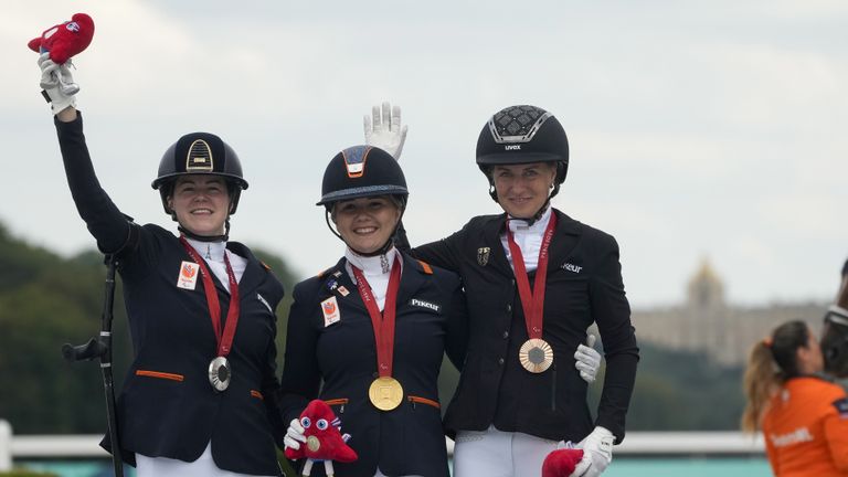 Demi Haerkens (midden, goud) en Sanne Voets (links, zilver. (Foto: ANP).
