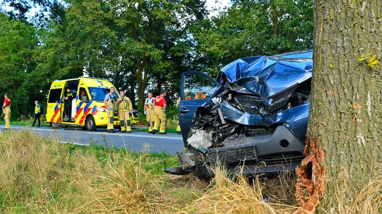 De wagen die na een botsing met een graafmachine een 
