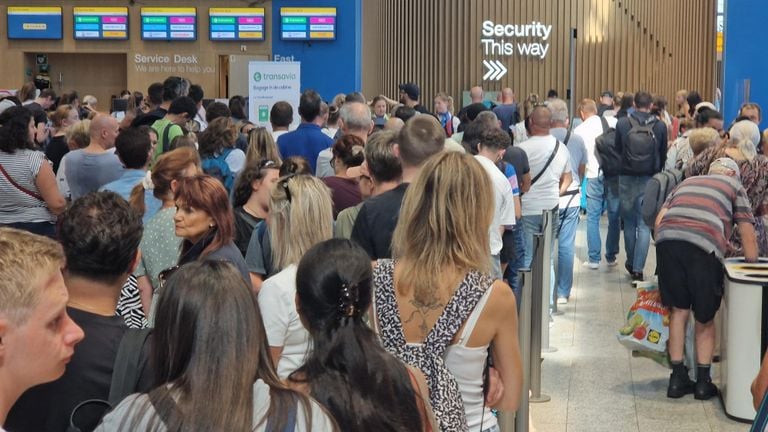 Reizigers in de rij voor het douaneproces (foto: Noël van Hooft).