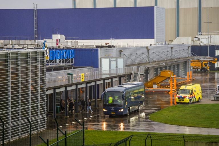 Passagiers uit het ontruimde vliegtuig worden naar de terminal gebracht (Foto: SQ Vision)
