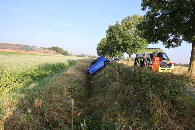 De auto kwam in de sloot terecht (foto: SK-Media).