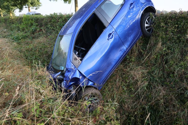 Het voertuig landde op de voorkant (foto: SK-Media).