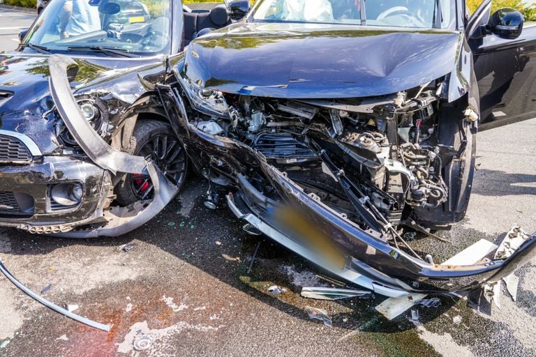 De auto's raakten zwaar beschadigd (foto: SQ Vision).