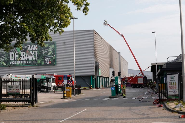 De brandweer is met een hoogwerker op het terrein (foto: SQ Vision).