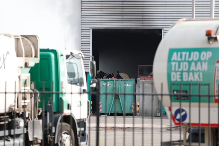 De brand woedt in een loods (foto: SQ Vision).