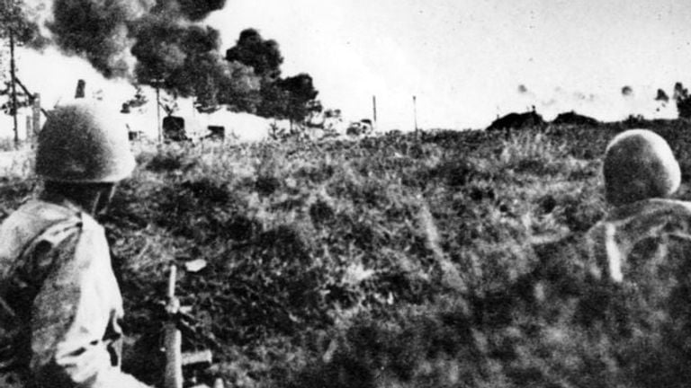 Amerikanen zoeken dekking bij Son voor de aanval (foto: archief) 