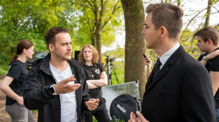 Regisseur Daan Blommers aan het werk op de set van Burgemeestersmoord (Foto:: Martie Jeuken))
