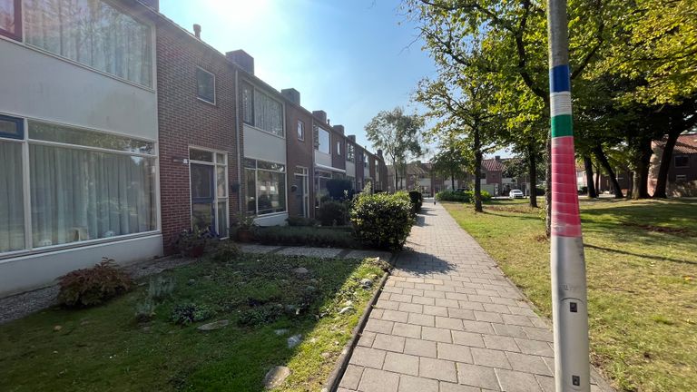 De Molukse wijk in Tilburg, te herkennen aan de kleuren van de vlag op de lantaarnpaal (foto: Megan Hanegraaf).