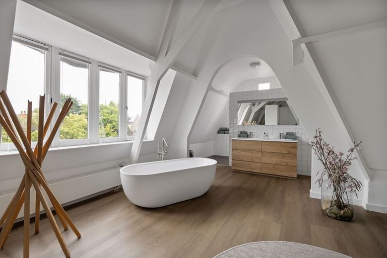 Badkamer van de master bedroom (foto: Agnes Tomesen Makelaardij).